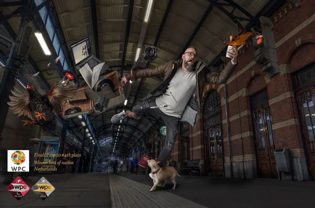Een man gaat op reis, hij loopt met zijn koffer over het treinstation en struikelt. Zijn koffer vliegt open met chaos tot gevolg