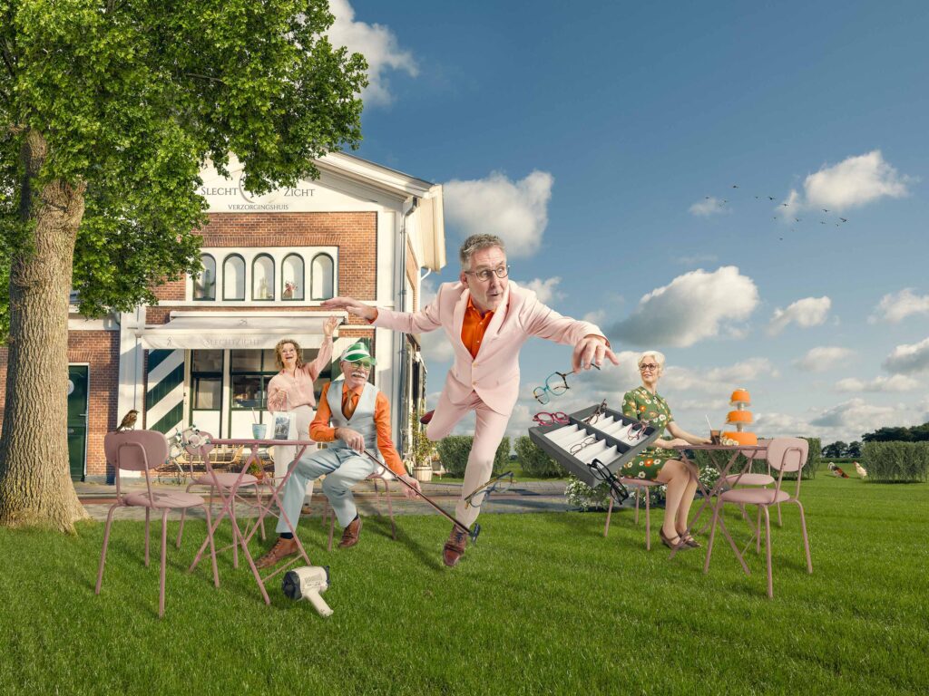 Opticien met brillenkoffer in een geënsceneerde scène bij een verzorgingshuis