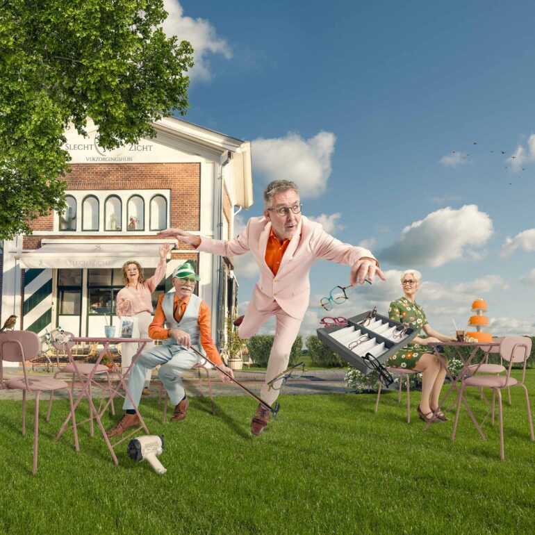 Opticien met brillenkoffer in een geënsceneerde scène bij een verzorgingshuis