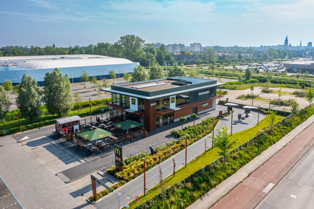 McDonalds restaurant gefotografeerd vanuit de lucht met in de achtergrond de stad Leeuwarden