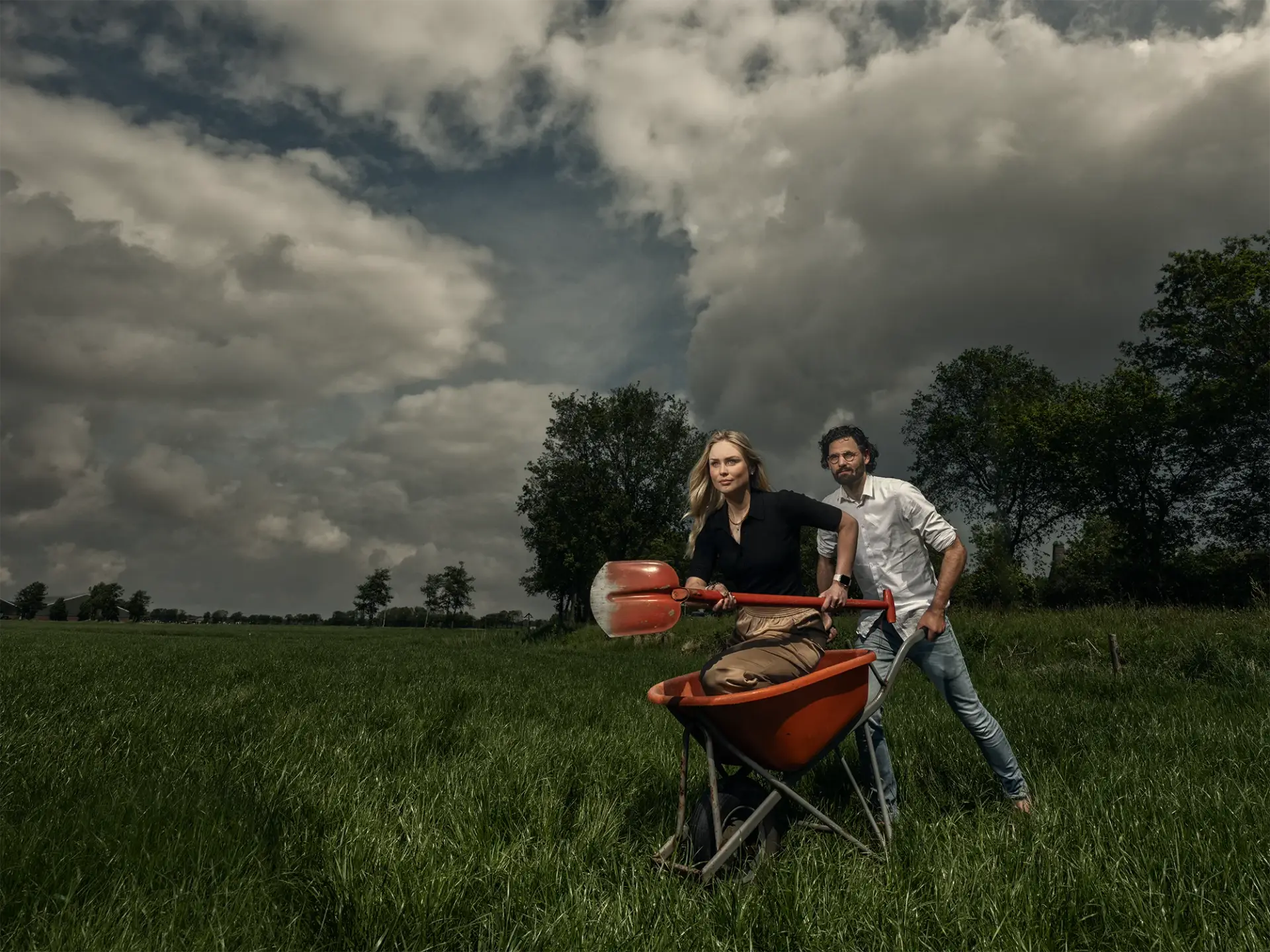 bedrijfsfotograaf-friesland-man-duwt-vrouw-in-kruiwagen