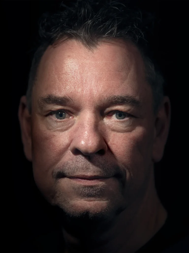 Indringend portret van man voor donkere achtergrond in het licht van de grootmeesters Carvaggio en Rembrandt