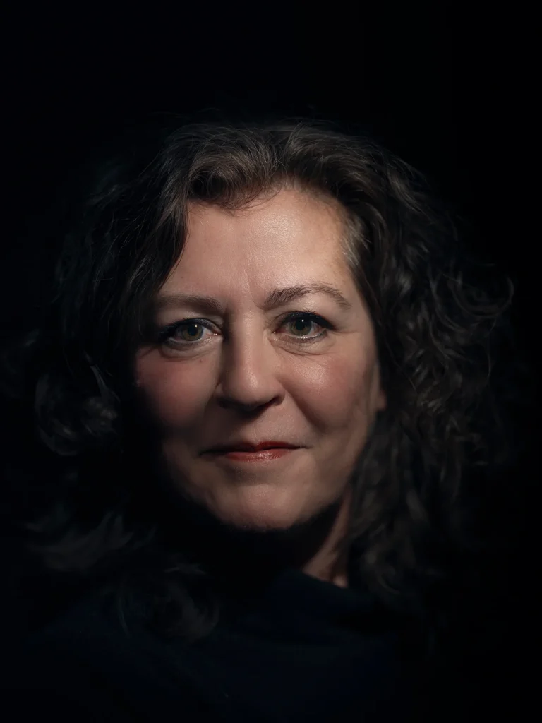 Indringend portret van vrouw voor donkere achtergrond in het licht van de grootmeesters Carvaggio en Rembrandt