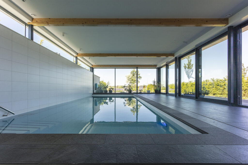 Interieur foto van een inpandig zwembad