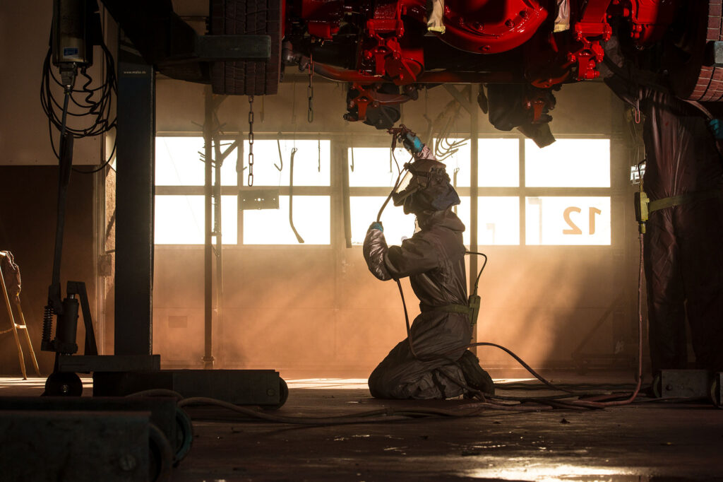 Industrieel spuitwerk bij Elzinga spuiterij.