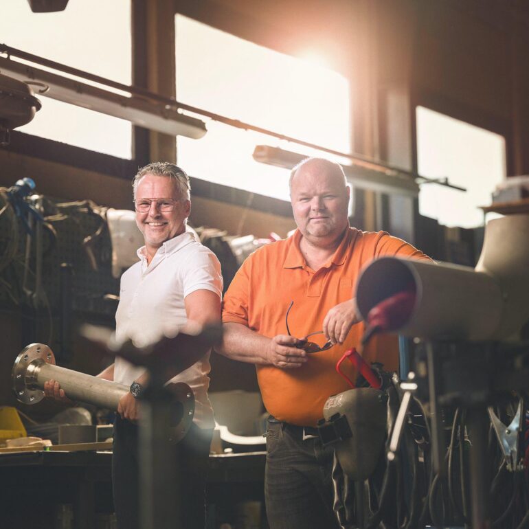 Directieleden poseren in hun werkplaats