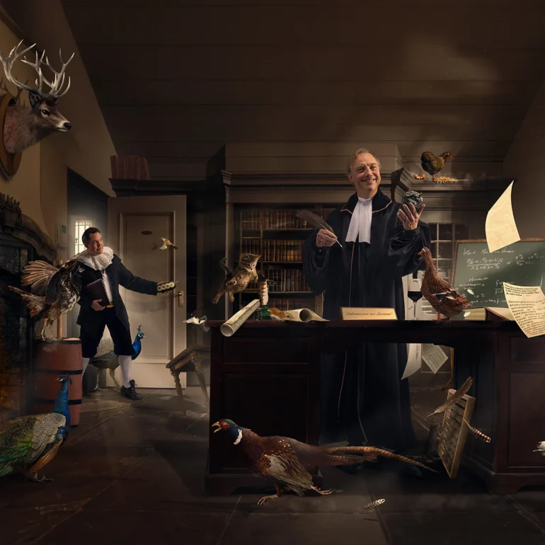 Geënsceneerde compositie met twee mannen en rondvliegende papieren in een studeerkamer