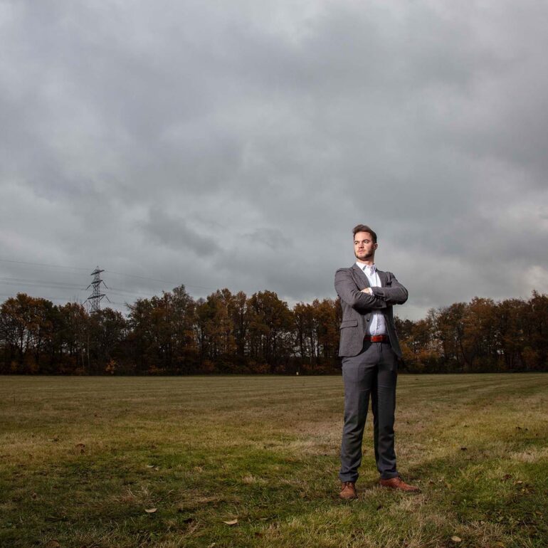 Werknemer van Agrifirm poseert in het landschap