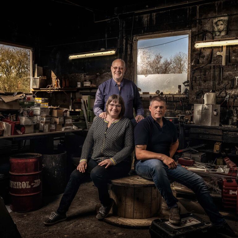 Oude werkplaats met personeel