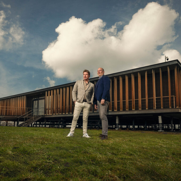 Directie-staat-voor-houten-kantoor-op-palen