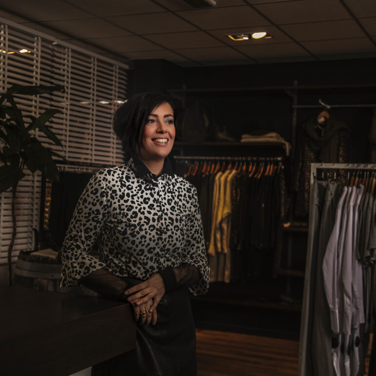 Zakelijk portret van eigenaresse in winkel
