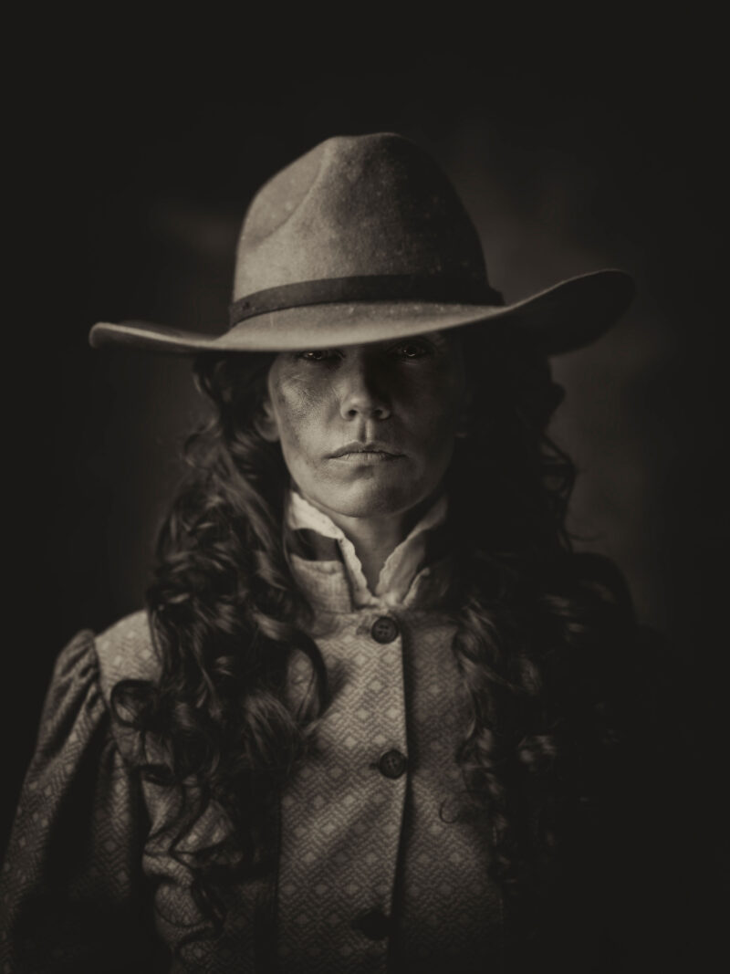 Geënsceneerd portret van een man met een cowboyhoed en westernkleding.