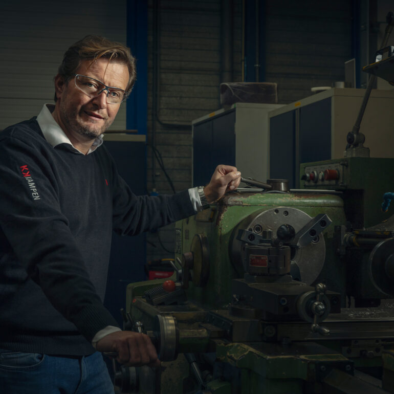 Eigenaar bedrijf in Groningen staat bij freesmachine
