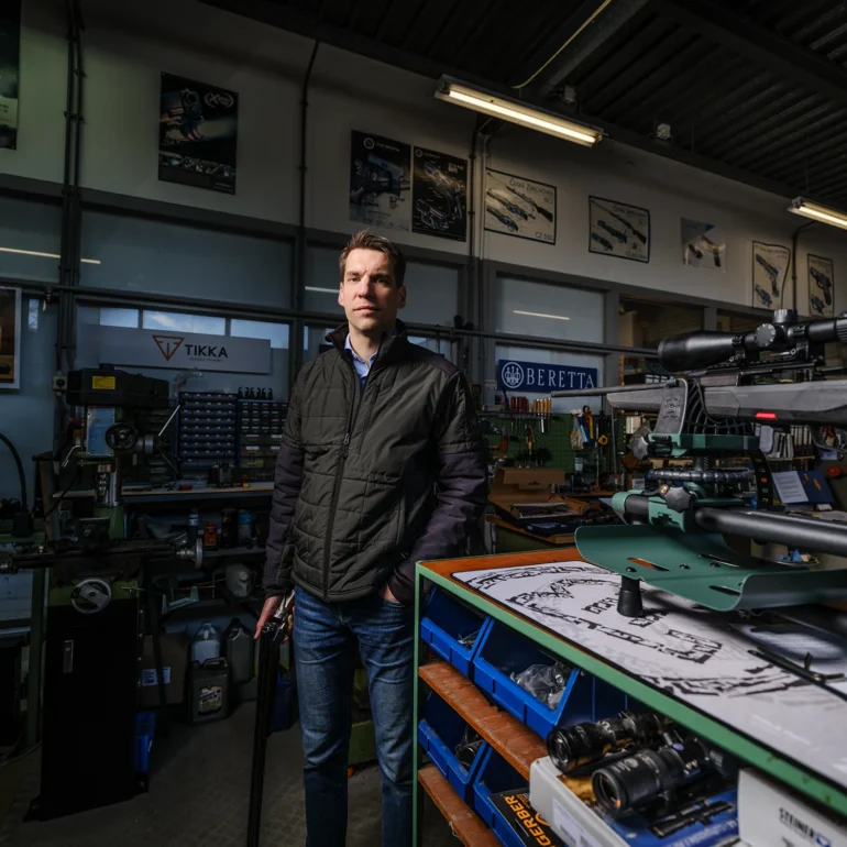 Eigenaar van wapenhandel staat in werkplaats