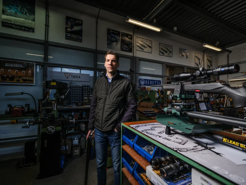 Eigenaar van wapenhandel staat in werkplaats