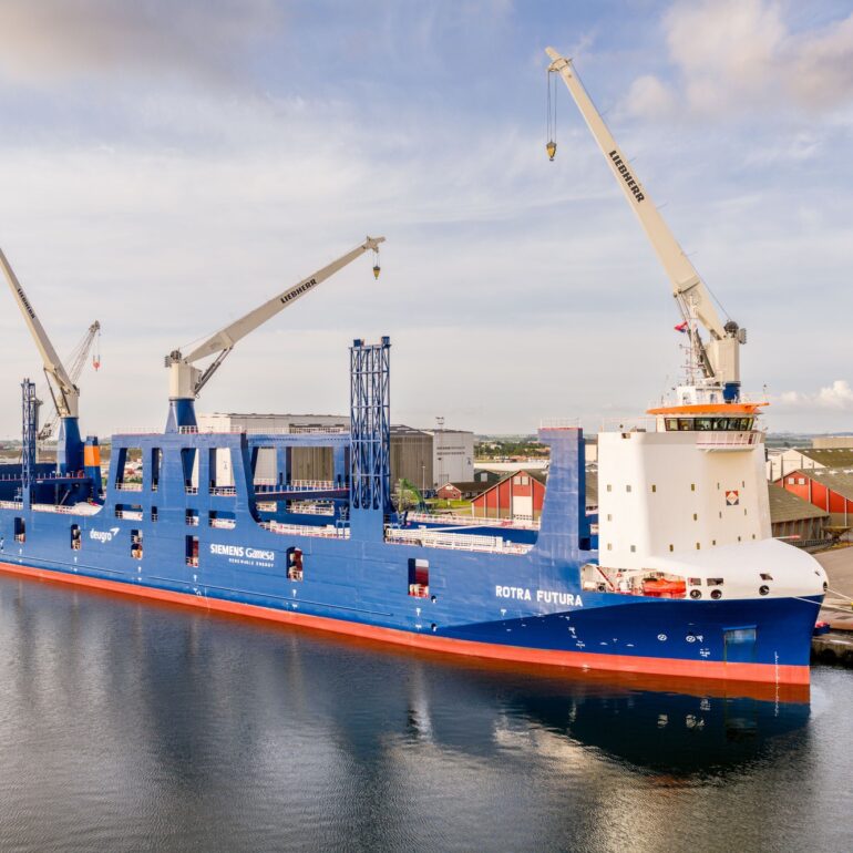 Blauw transportschip Rotra Futura met twee kranen ligt in de haven