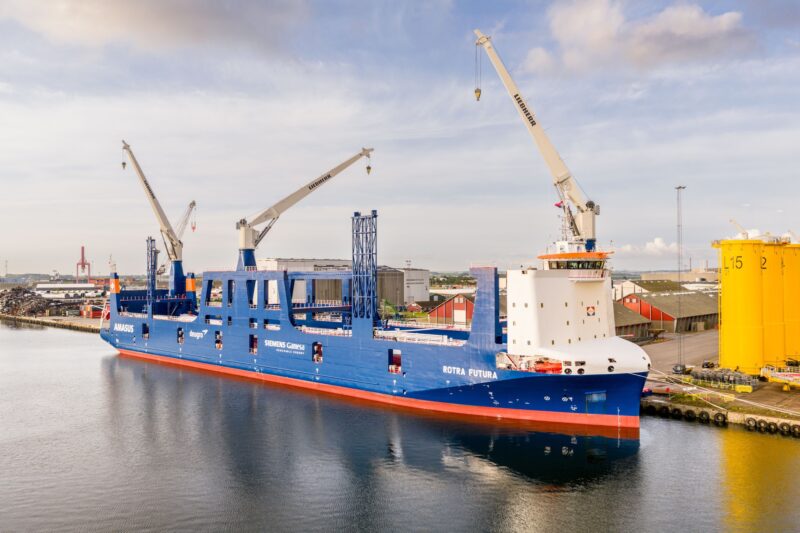 Blauw transportschip Rotra Futura met twee kranen ligt in de haven
