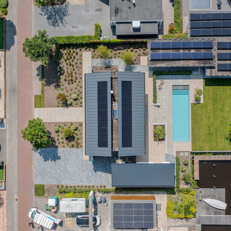villa-met-zwembad-van-boven-foto