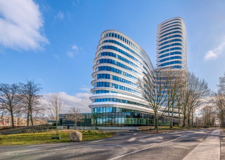 Architectuurfoto van het witte DUO-kantoor met gebogen gevels in Groningen