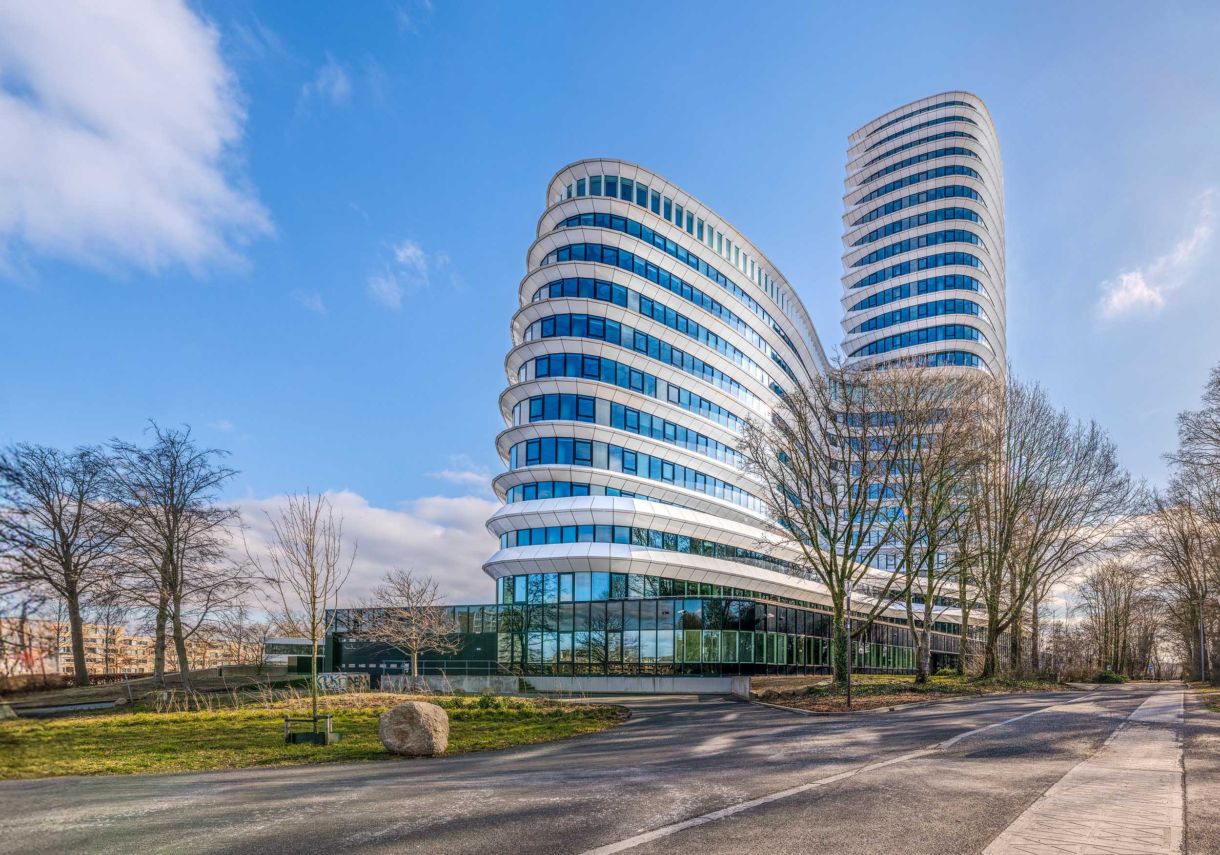 Architectuurfoto van het witte DUO-kantoor met gebogen gevels in Groningen