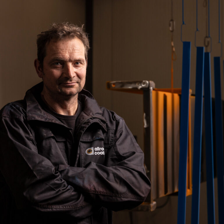 Eigenaar poedercoating bedrijf in overall