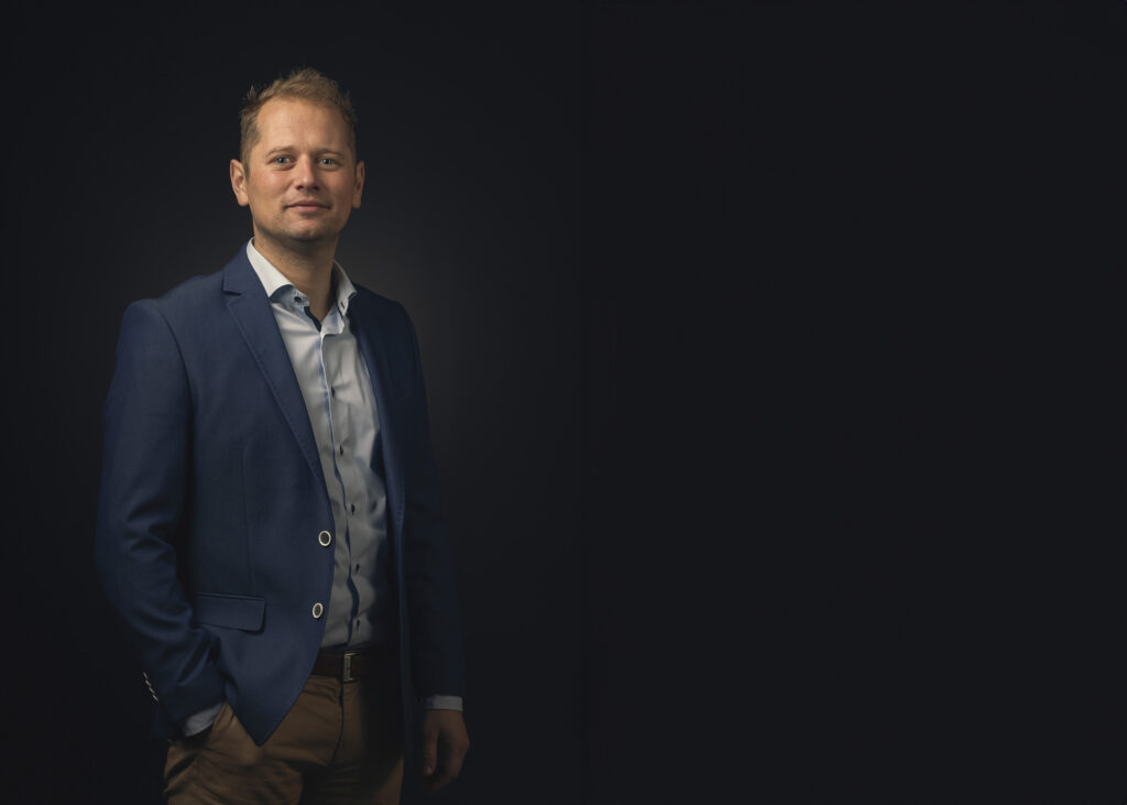 Makelaar voor donkere achtergrond