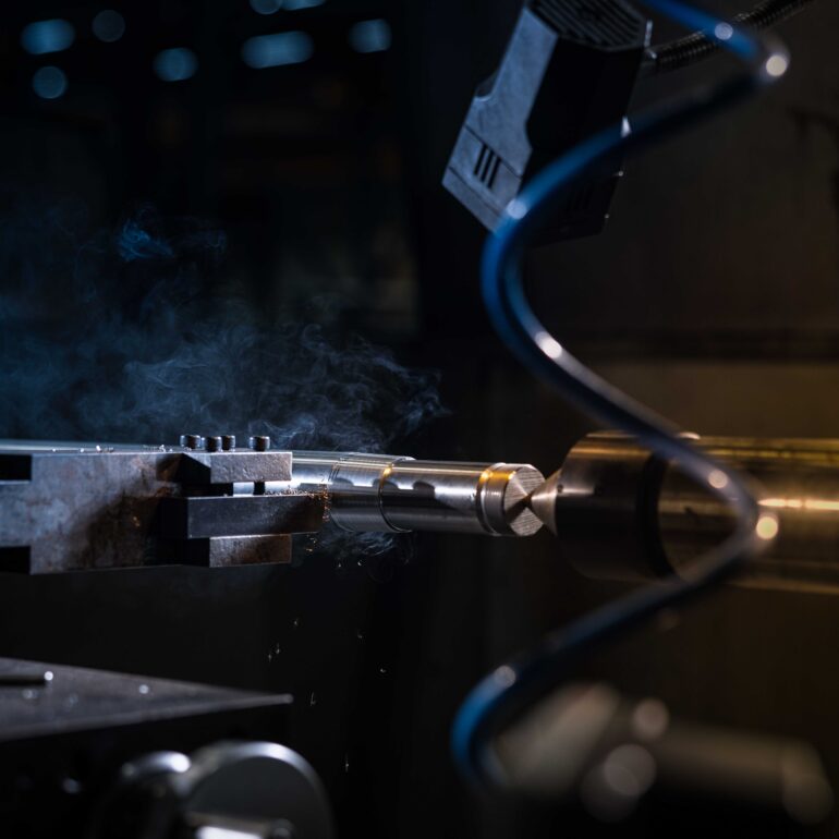 Draaibank bewerkt een cilindrisch metalen onderdeel met een snijgereedschap